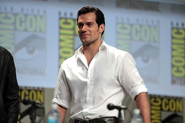 Hollywood’un son yıllardaki en karizmatik ve en çok konuşulan erkek yıldızlarından biri haline gelen Henry Cavill, yalnızca oyunculuğuyla değil kusursuz fiziği, yakışıklı görünümü ve yüz hatlarıyla da yıllardır magazinin merkezinde yer alıyor.