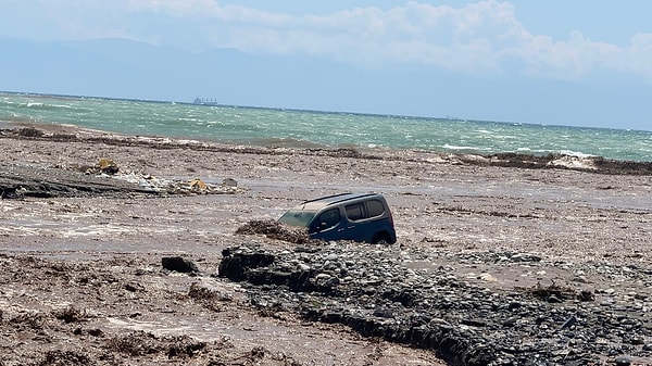 Üç kent sele teslim oldu. Sel suları araçları denize sürükledi.