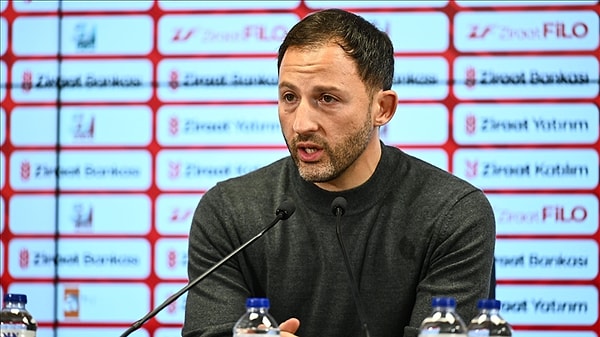 Geçtiğimiz sezon Fenerbahçe ile uzun süre şampiyonluğu kovalayan Tedesco, yaptığı açıklamalarla taraflı tarafsız herkesin beğenisini toplamıştı.
