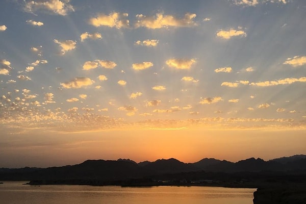 3. Naama Bay'de gün batımını izleyin... 🌄