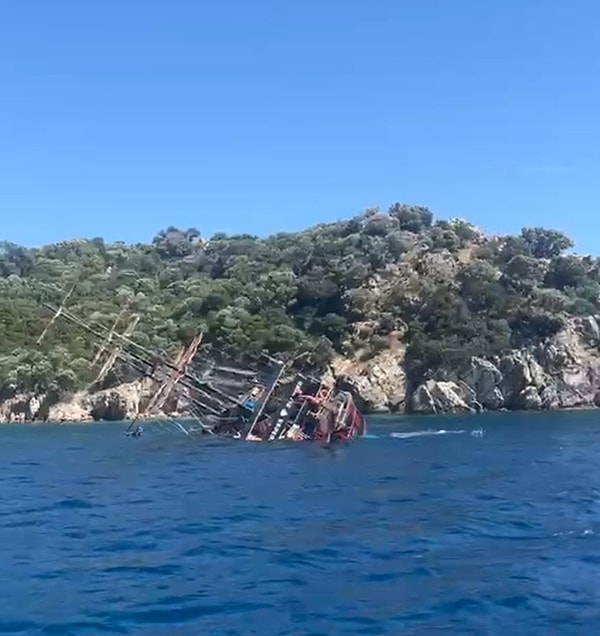 Marmaris’te yerli ve yabancı turistleri taşıyan tur teknesi battı.
