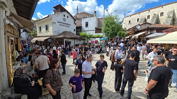 Bayram yoğunluğu, akşam saatlerine kadar devam etti.