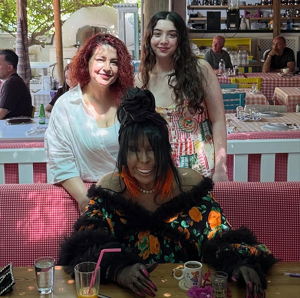 Bülent Ersoy, known for her flamboyant lifestyle, bold stage costumes, and infamous statements that have become the talk of the town, is spending the summer season in her luxurious villas in Bodrum, as is her custom.