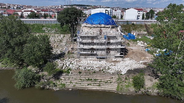 Caminin çevresinde yürütülen araştırma kazılarında Edirne'nin geçmişine ışık tutacak heyecan verici keşifler yapıldı.