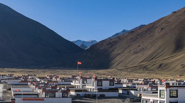 Tibet'teki bu başarı, Çin'in son 10 yıldır geleneksel inşaat yöntemlerinden fabrika üretim hatlarına kaydırdığı hızlı sanayileşmiş inşaat sektörünün bir sonucu.