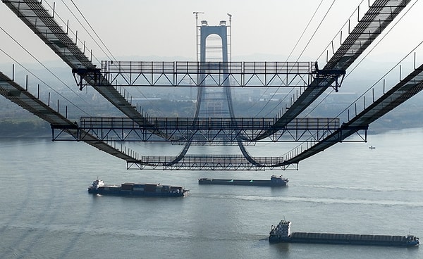 Designed and constructed by the China Communications Construction Company (CCCC), this colossal structure is set to become one of the most critical crossing points on the Yangtze River.