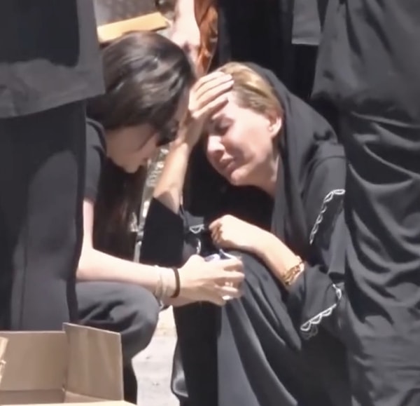 Silah sesleriyle birlikte herkesin ne olduğunu anlamaya çalıştığı dakikalarda Dilan Polat'ın sosyal medya hesabından yaptığı paylaşım kısa sürede gündem oldu.