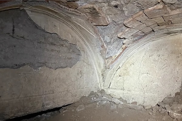 Yapıda bulunan freskler ve taban mozaikleri dönemin lüks mimari anlayışını yansıtıyor