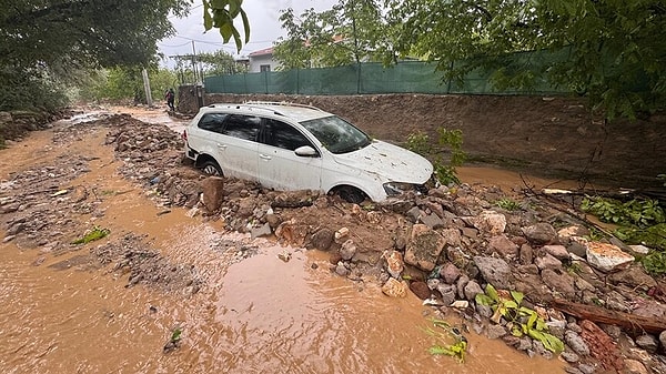 Niğde'nin Gümüşler beldesinde aniden yükselen sel suları can kayıplarına ve yaralanmalara yol açtı.