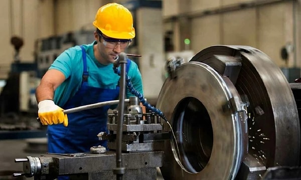 Yargıtay 9. Hukuk Dairesi, iş yerlerinde mesai arkadaşının yerine kart basarak devamsızlığı gizlemeye çalışanları yakından ilgilendiren çok kritik bir emsal karara imza attı.