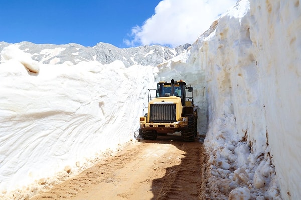 Yüksek rakımlı yayla yollarında ulaşımın sağlanması amacıyla kar küreme çalışmaları yürütülüyor