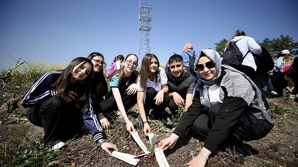Bursa’da ilkokul ve ortaokul öğrencileri, geçen yıl çıkan yangında zarar gören ormanlık alanın yeniden yeşermesi için örnek bir projeye imza attı.