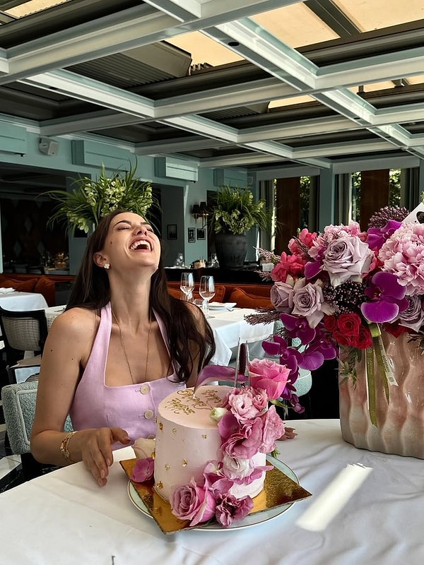Anne olduktan sonra kariyerine kısa bir ara veren oyuncu, son dönemde yeniden projeleriyle gündeme gelmeye başladı.
