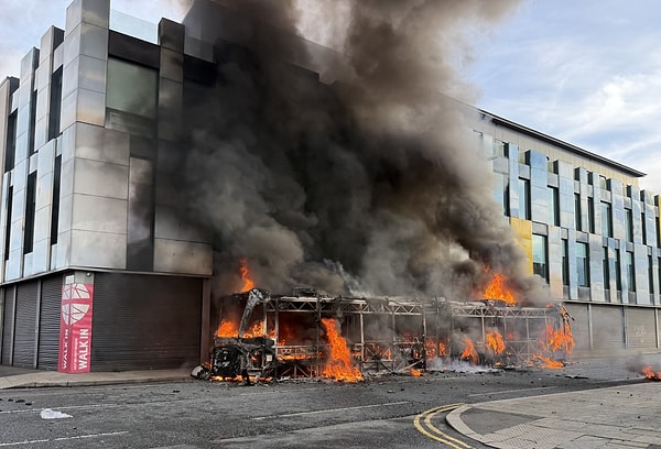 Belfast’ta yaşayan Sudanlı bir göçmenin karıştığı bıçaklı saldırı sonrasında Kuzey İrlanda’nın birçok kentinde olaylar çıktı.
