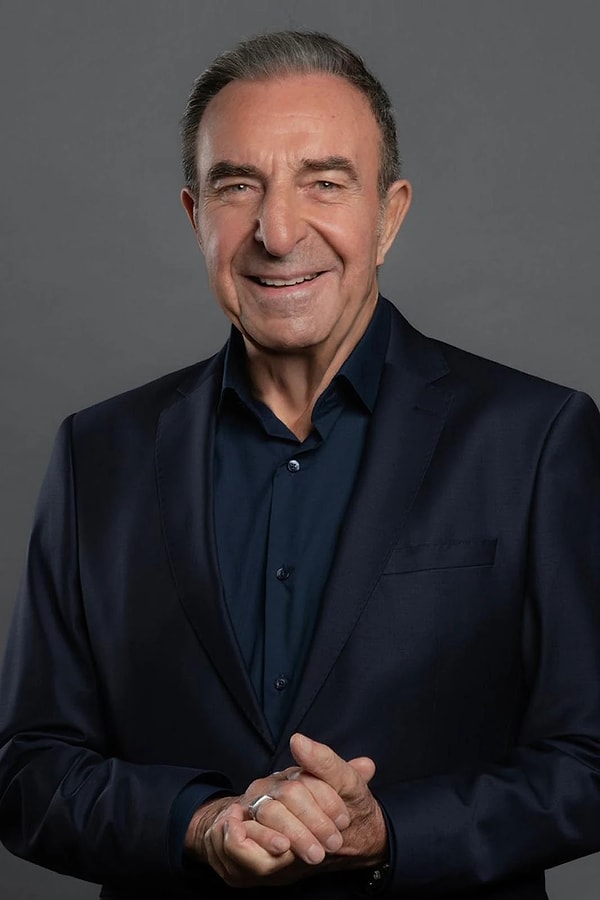 Türk televizyon tarihinin en sevilen karakterlerinden biri olan Rıza Baba'yı tam 20 yıldır aynı başarıyla canlandıran Zafer Ergin, ekranların vazgeçilmez isimlerinden biri olmaya devam ediyor.
