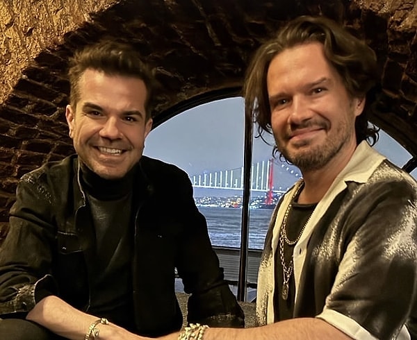 Türk pop müziğinin en önemli isimlerinden biri olan Ozan Doğulu, yıllardır hem sahnede hem de müzik dünyasının mutfağında yer alan isimlerden biri olarak tanınıyor.