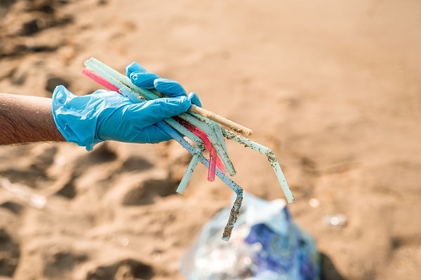 Tehlikenin boyutu korkutucu: Plastiklerin içinde 16 binden fazla kimyasal madde saklı ve bunların en az 4 bin 200’ünün insan sağlığı için ölümcül derecede tehlikeli olduğu tescillenmiş durumda.