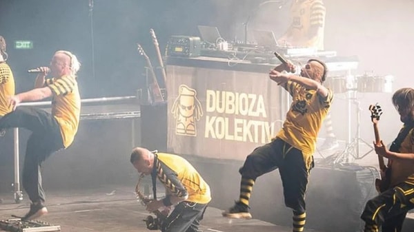 Şarkı daha sonra tam bir ters köşe yapıyor dinleyenlere...