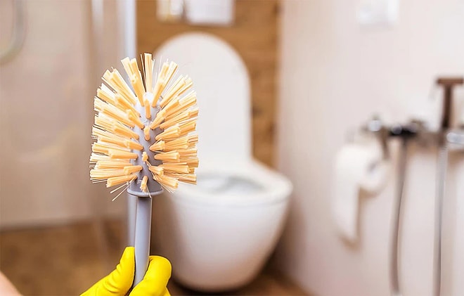 The Ultimate 2-Ingredient Trick to Deep Clean Your Toilet Brush and Kill All Germs