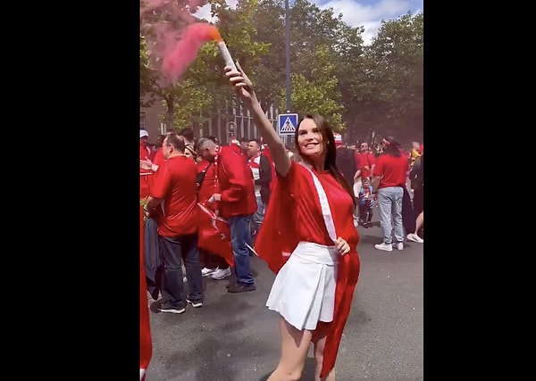 Kanada'da Türk rüzgarları eserken taraftarların coşkulu kalabalığına dahil olan Svetlana Alekseeva, pembe duman fişeği ve üzerine sardığı Türk bayrağıyla kalabalık arasında yabancılık çekmedi.