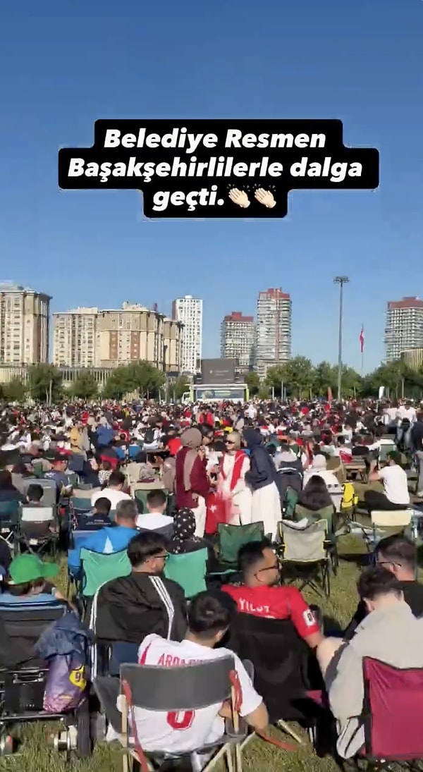 Başakşehir Millet Bahçesi'nde Türkiye - Avusturya maçı için toplanan binlerce vatandaş, belediyenin "dev ekran" organizasyonu karşısında şaşkınlığını gizleyemedi.