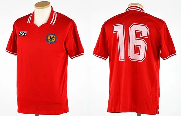 1990 yılında kırmızı denendi ama "uğursuz" geldi.