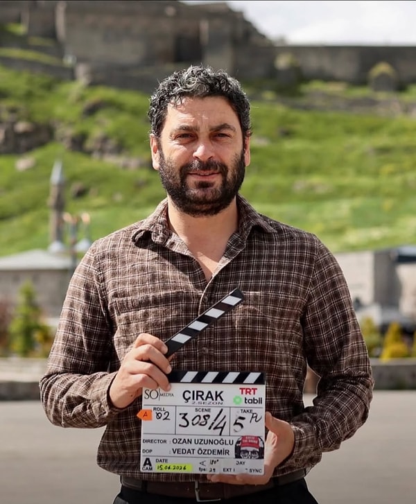 Ozan Akbaba, who won hearts with his portrayal of the character Cihan in the popular series 'Distant City', has undergone a makeover for the second season of the show 'The Apprentice'.