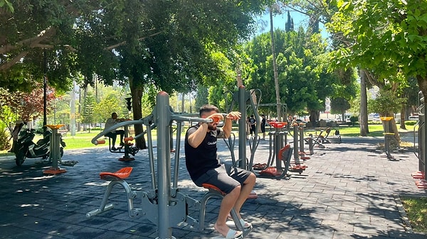 Adana'da sıcaklık 39 dereceyi görünce termometreler bozuldu.