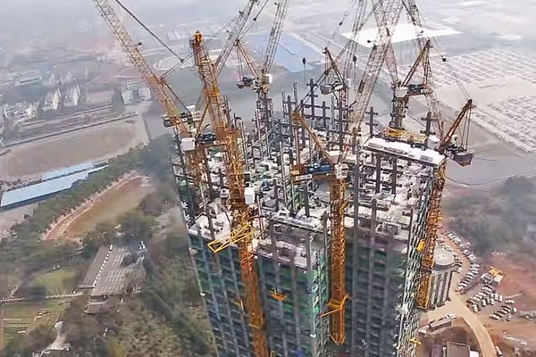 Fabrikada üretilen binlerce modül şantiye sahasında rekor sürede bir araya getirildi