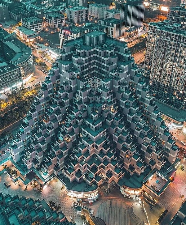 Çin’in Kunshan bölgesindeki gözde Huaqiao semtinde yer alan ve mimarlık dünyasında "Kunshan Piramidi" olarak anılan bu sıra dışı apartman kompleksinin yapımı 2013 yılında tamamlandı.