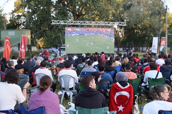 Sabahın ilk saatlerinde meydanlara akın ettiler.