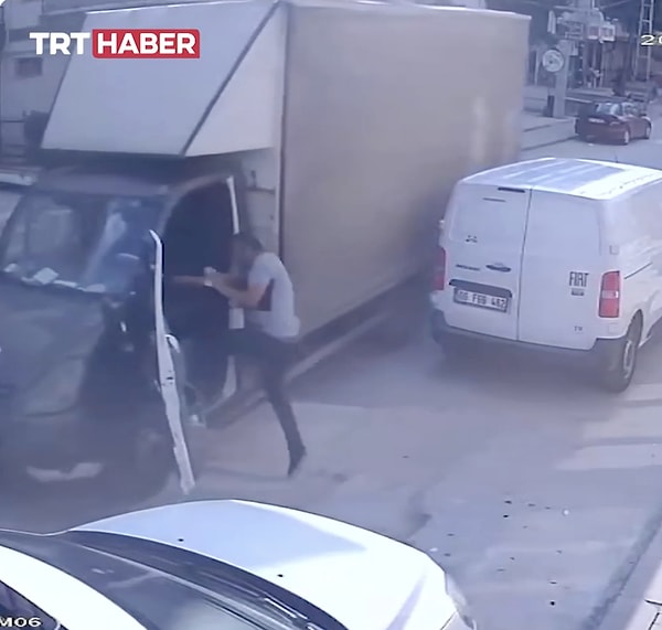 Araç hızla üzerine doğru gelirken panik yapmayan vatandaş, kamyonetin açık olan sürücü kapısından içeri atladı.