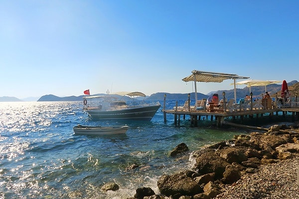 6. Karşıdaki Simi Adası'nın yakınlığı göz doldurur.