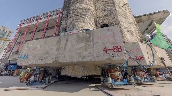 Toplamda 18 gün süren titiz çalışma sonucunda, 7.600 tonluk okul binası kendi ekseninde 21 derece döndürüldü ve 62 metre (203 feet) uzaklıktaki yeni konumuna güvenle yerleştirildi.