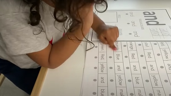 Eğitimci anne, kızındaki sıradışı öğrenme hızını doktor tavsiyesiyle kayıt altına aldı.