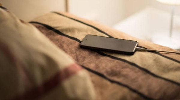 Birçok insan, telefonunun gece boyunca şarjda kalmasının batarya ömrünü hızla tüketeceğine inanıyor.