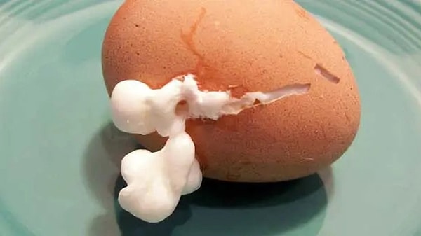 Kahvaltı sofralarının vazgeçilmezi olan haşlanmış yumurta, basit görünse de mutfakta en sık sorun çıkaran gıdalardan biri.