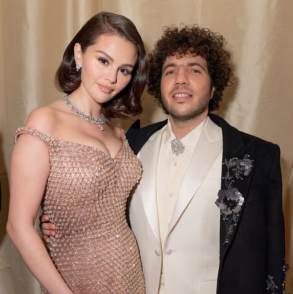 Dünyaca ünlü şarkıcı ve oyuncu Selena Gomez ile müzik yapımcısı Benny Blanco'nun ilişkisi ilk günden bu yana magazin dünyasının en çok konuşulan ilişkilerinden biri olmaya devam ediyor.