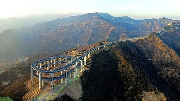 Üç katlı spiral viyadük yapısı dik yamaçlardaki sürüş güvenliğini maksimum seviyeye çıkarıyor