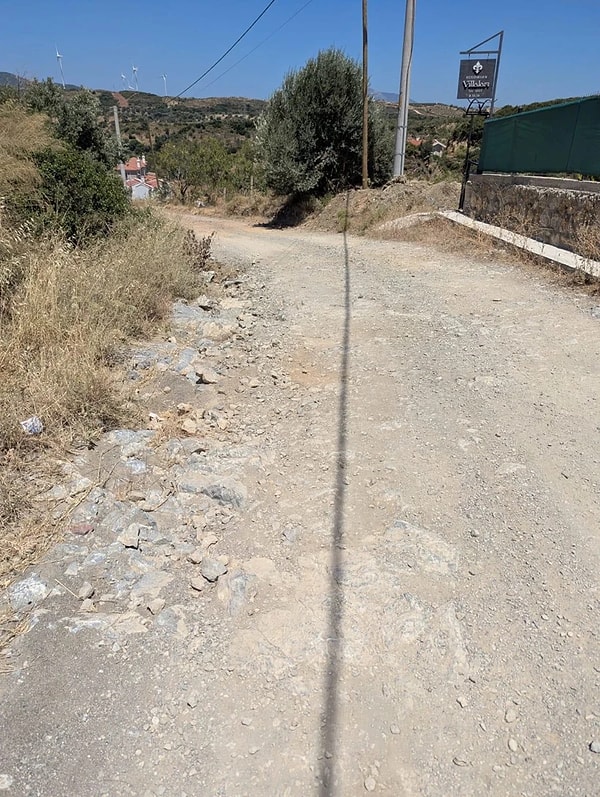 Muğla’nın Datça ilçesindeki Karaköy Mahallesi’nde yaşayan bir vatandaş, yolun bakımsızlığı nedeniyle yetkililere başvuruda bulundu.