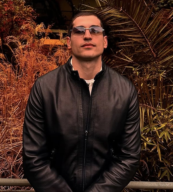 Oktay Çubuk, one of the most striking young actors to emerge from the Turkish television industry in recent years, is a name that has been climbing the career ladder with steps that are quiet, yet undeniably solid.