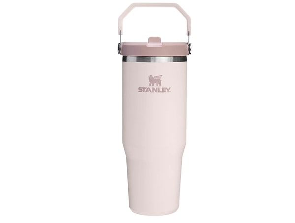 Stanley The IceFlow Flip Straw Pipetli Termos, başınızı hiç hareket ettirmeden içeceğinizi yudumlamanızı sağlıyor.