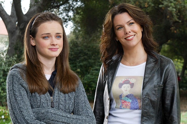 2000 yılında yayın hayatına başlayan Gilmore Girls, sıcacık kasaba atmosferi, bitmek bilmeyen kahve sevgisi ve zekice yazılmış diyaloglarıyla televizyon tarihinin en unutulmaz dizileri arasına adını yazdırdı.