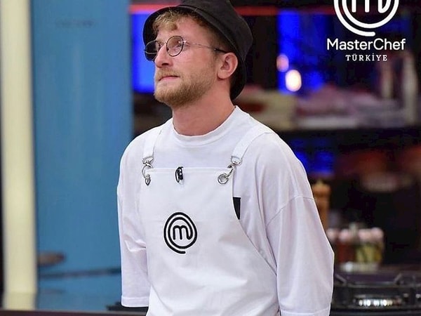 MasterChef 2021 ve All Star sezonlarında kendine has esprileri, jüriyle olan tatlı diyalogları ve hiperaktif tavırlarıyla tanınan Tahsin Küçük, sosyal medyada gündem olmaya devam ediyor.