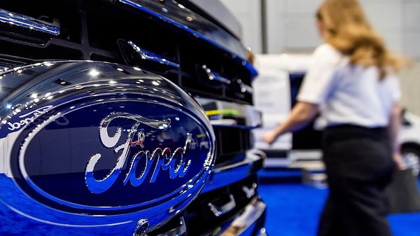 Üretim bantlarında tamamen yapay zeka teknolojilerine ve otomasyona güvenen Amerikan otomotiv devi Ford, bu sistemlerden beklediği kusursuzluğu alamayınca çareyi yeniden insan tecrübesinde buldu.