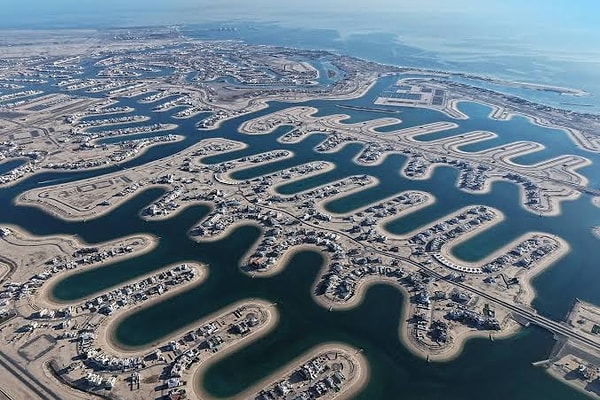 Gelişmiş mühendislik teknikleriyle inşa edilen Sea City'nin hemen kuzeyinde Al Zour termik santrali yer alırken, projenin çevresi de bölgenin çehresini değiştiriyor.