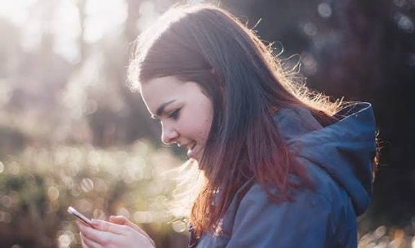 Yaz sıcağının tadını çıkarmak için gardırobumuzu yenilesek de cep telefonlarımızın çok daha farklı ihtiyaçları var.