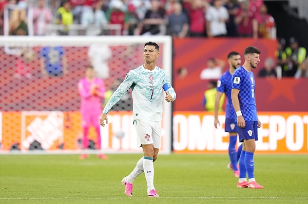 Hırvatistan karşısında sahaya çıkan Cristiano Ronaldo, 41 yıl 147 günle Dünya Kupası eleme turlarında forma giyen en yaşlı futbolcu unvanını elde ederek yeni bir rekorun sahibi oldu.