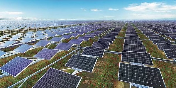 Ningxia Baofeng Enerji Grubu tarafından işletilen 1 gigawatt’lık dev tesiste, binlerce güneş paneli çölde alışılmadık bir manzara oluşturuyor.