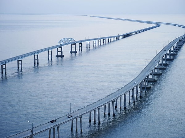 Virginia'daki Norfolk şehrini Delmarva Yarımadası'na bağlayan Chesapeake Körfezi Köprü-Tüneli, eskiden saatler süren yolculukları normal şartlarda 25 dakikaya indiren mühendislik harikası bir yapı.